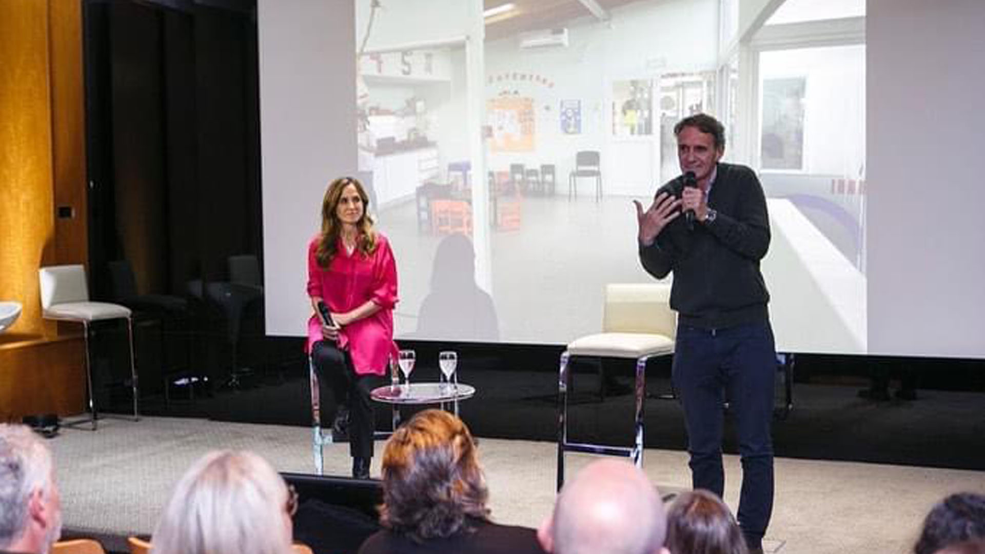 La ministra de Desarrollo Social de la Nación y su par de Obras Públicas participaron de la apertura de este encuentro, que puso el foco en una de las políticas de infancia implementada a lo largo y a lo ancho de todo el país, y consolidada en los últimos años de gestión. Victoria Tolosa Paz y Gabriel Katopodis en el escenario durante el acto de presentación del encuentro.