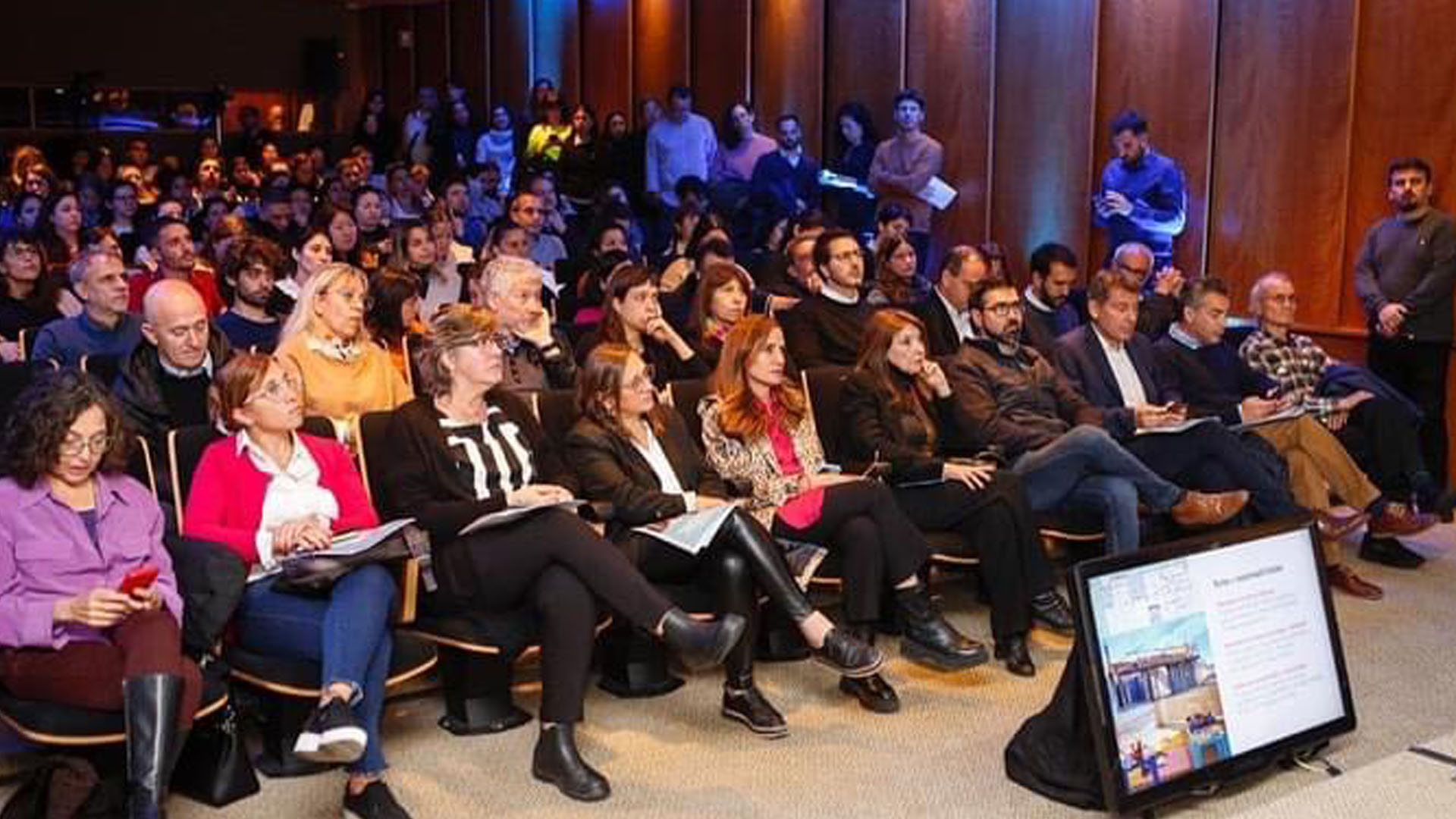 Finalizado el encuentro, que se desarrolló en el auditorio del Ministerio de Obras Públicas de la Nación, tuvo lugar una instancia de capacitación lúdico vivencial, destinada a equipos directivos y personal de los Centros de Desarrollo Infantil. Finalizado el encuentro, que se desarrolló en el auditorio del Ministerio de Obras Públicas de la Nación, tuvo lugar una instancia de capacitación lúdico vivencial, destinada a equipos directivos y personal de los Centros de Desarrollo Infantil.