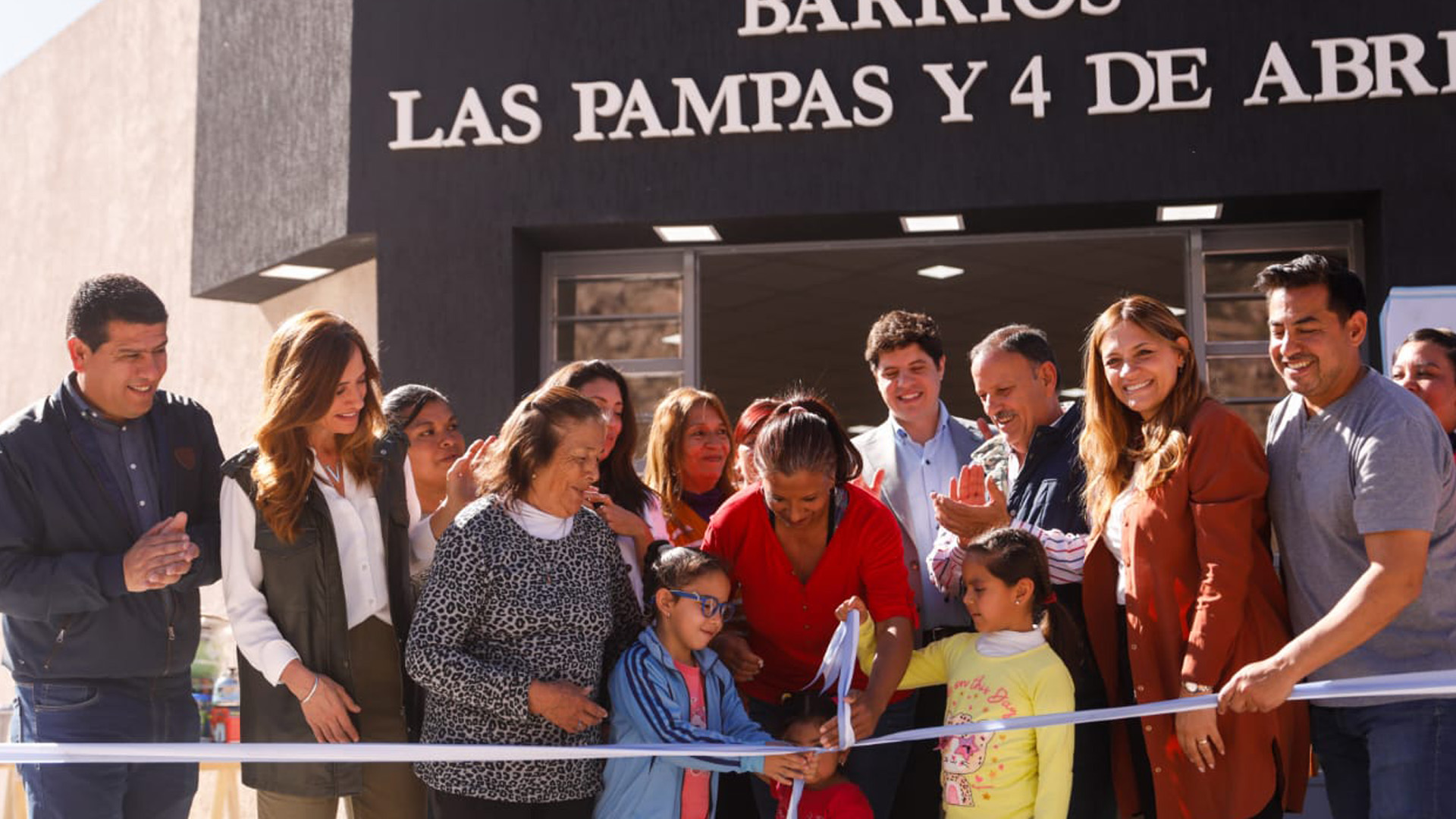 La ministra Victoria Tolosa Paz y el gobernador riojano Quintela durante el corte de cinta en la ciudad de Chilecito, en la inauguración del Centro de Desarrollo Infantil “Sembrando Semillitas”.
