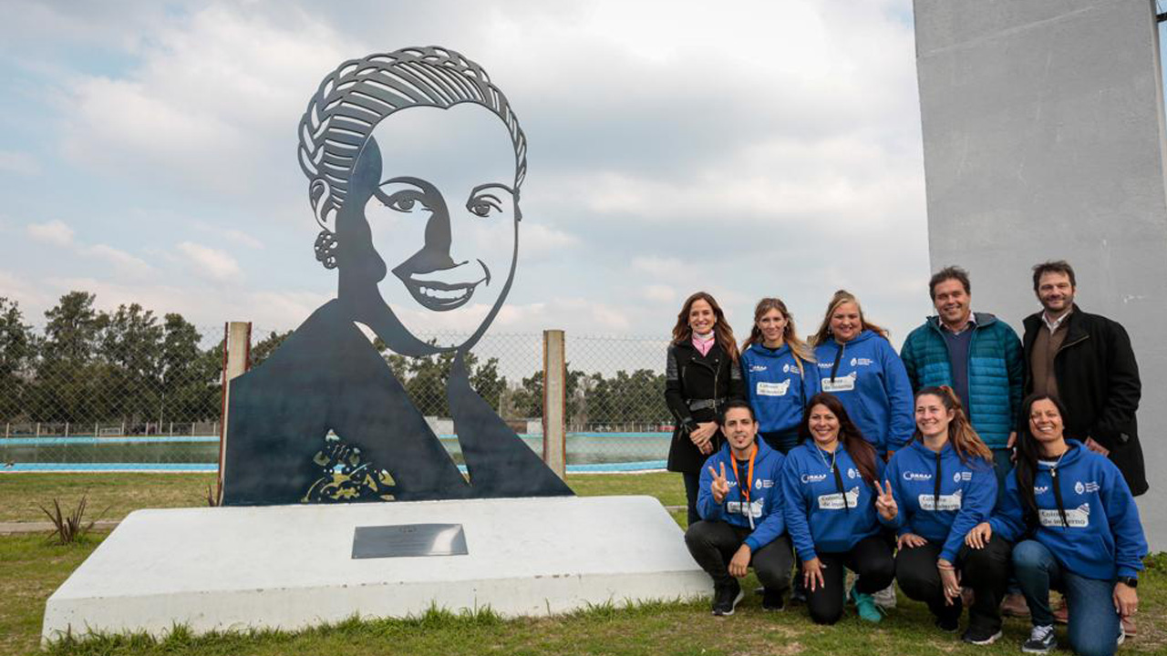 La ministra Victoria Tolosa Paz en el CERENA junto a un grupo de profesores con la imagen de Eva Perón.