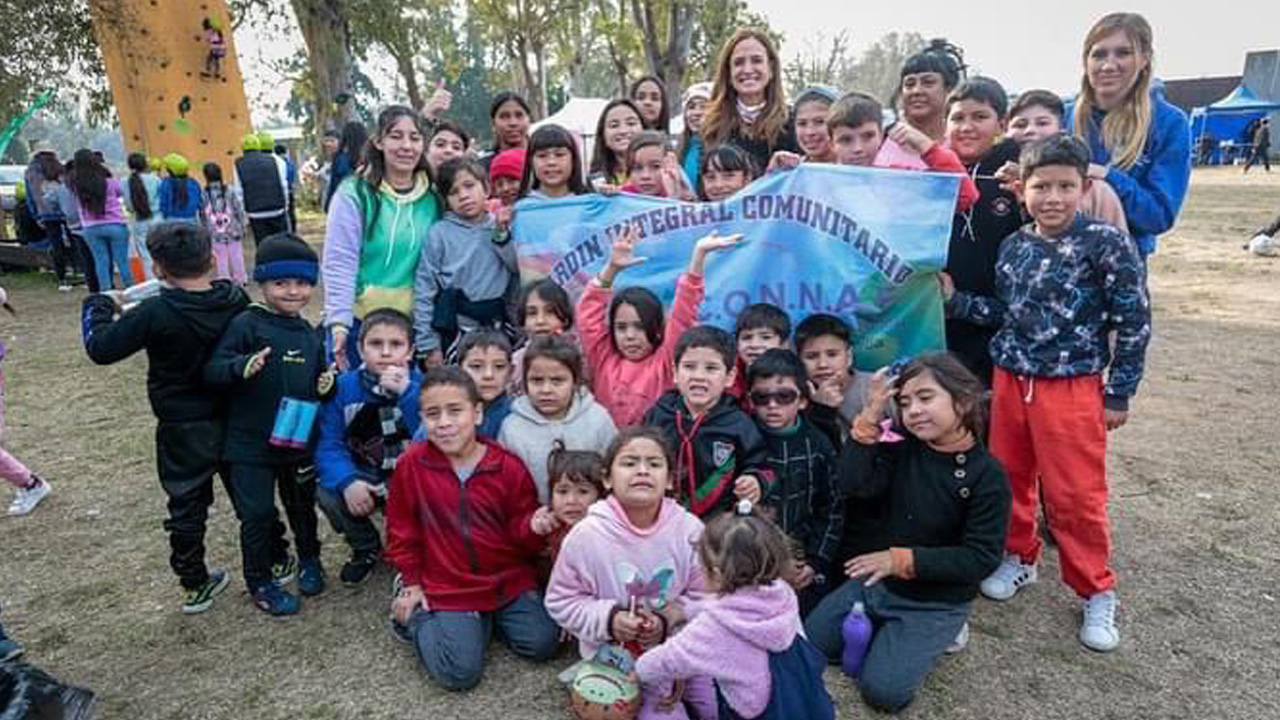 La ministra junto a un grupo de niñas y niños que concurrieron del 15 al 30 de julio a la colonia de invierno en el CERENA.