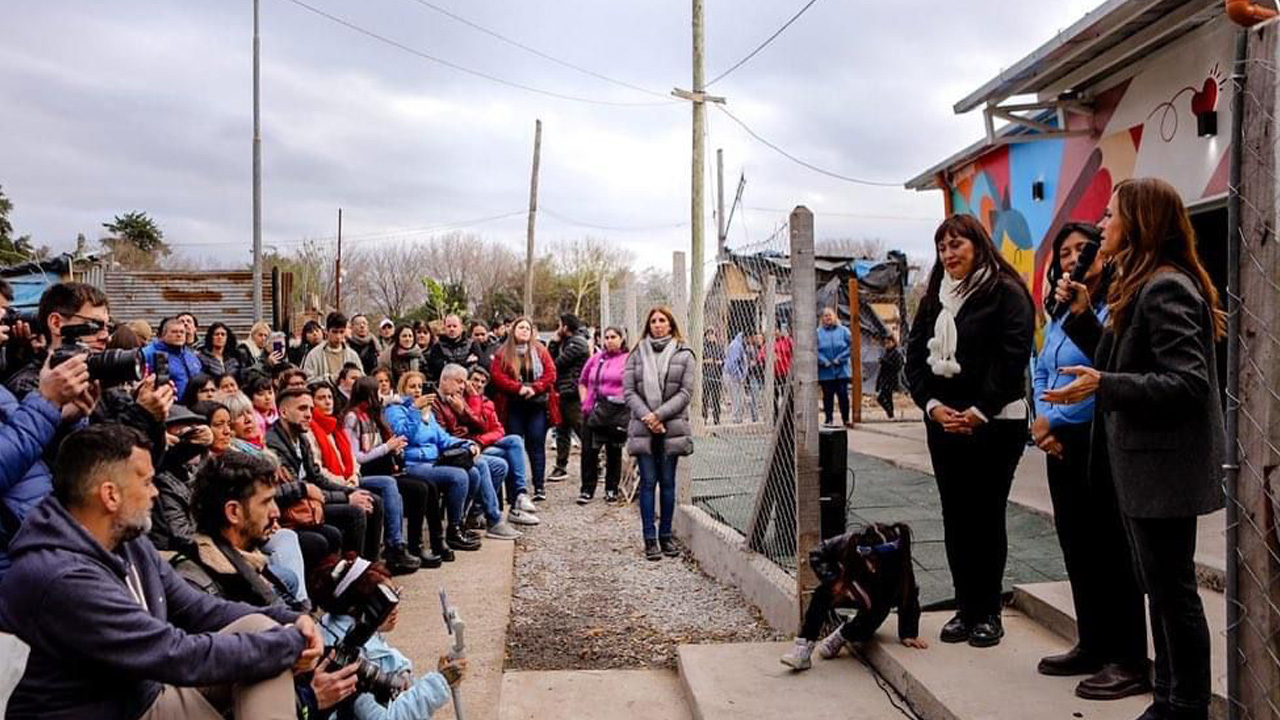 La ministra frente a vecinos y vecinas del Barrio Esperanza en Tres de Febrero durante el acto donde inauguró obras de integración socio urbana.