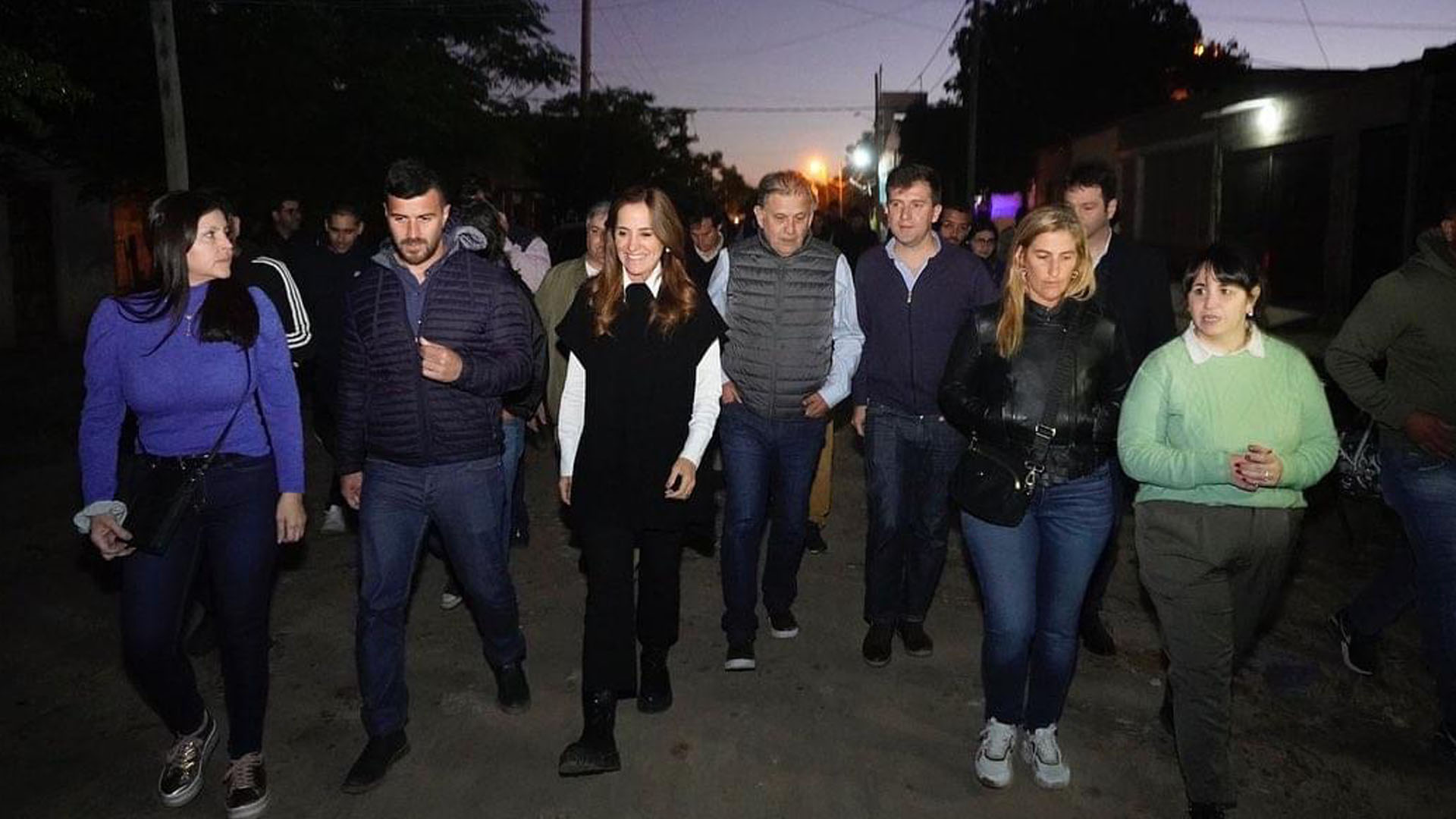 La ministra, Victoria Tolosa Paz, estuvo el fin de semana en la región del NEA junto a las carteras de Defensa, Seguridad, la Prefectura, la Fuerza Aérea, los gobiernos provinciales y municipales, acompañando a los afectados por las inclemencias climáticas. La ministra de noche recorriendo los barrios de Corrientes por la asistencia tras la emergencia climática.