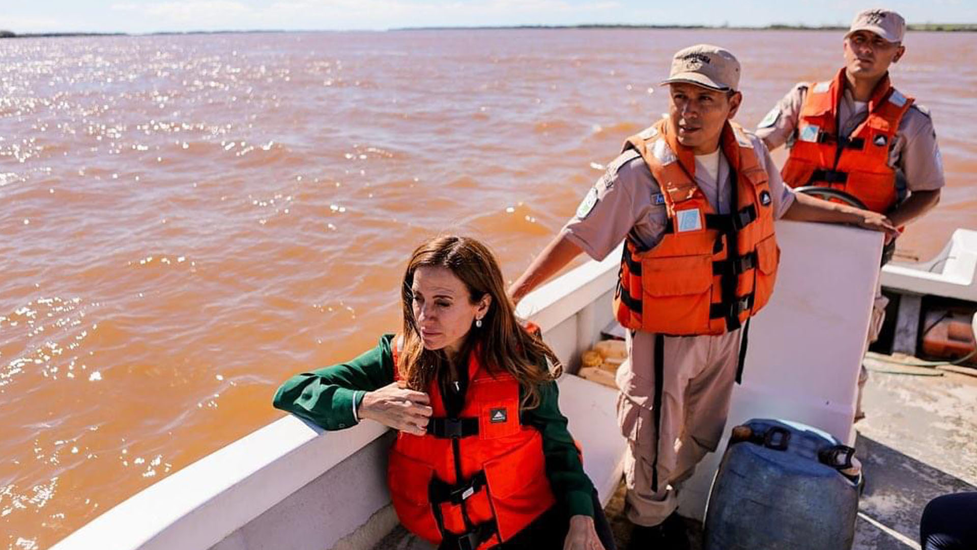La ministra recorrió la ribera en otra embarcación de la Prefectura Naval Argentina. La ministra recorrió la ribera en otra embarcación de la Prefectura Naval Argentina.