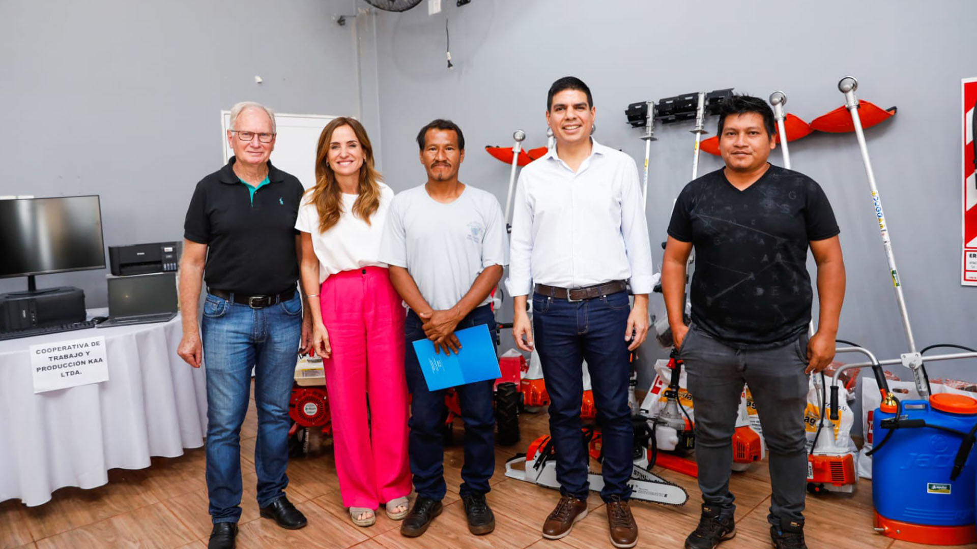 La Ministra Victoria Tolosa Paz junto a emprendedores que recibieron máquinas e insumos a través del Banco e Mpaquinas y Herramientas.