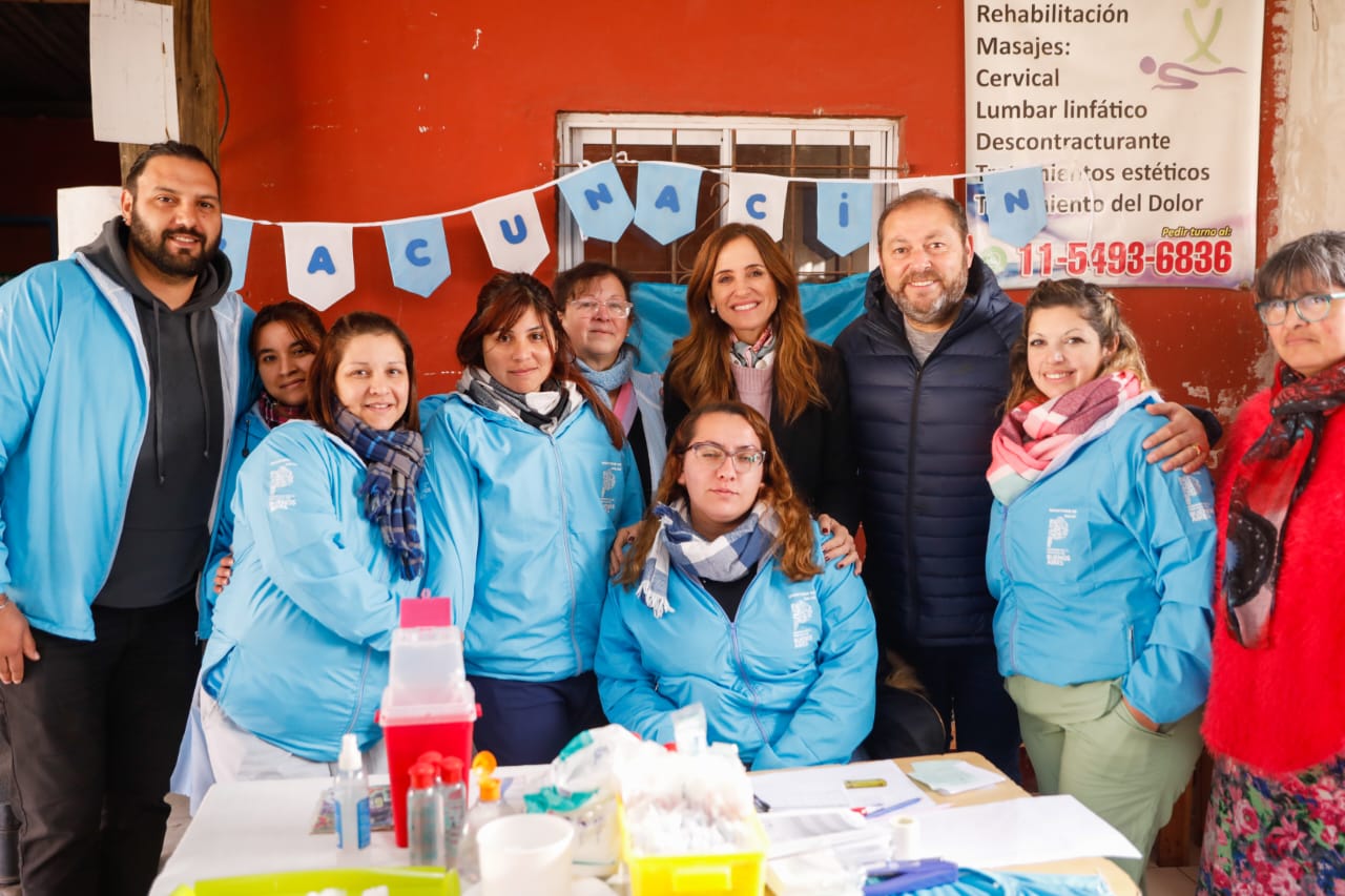  Junto a vecinos, vecinas y referentes barriales, Tolosa Paz recorrió un operativo instalado en la Plaza Los Pili FC.