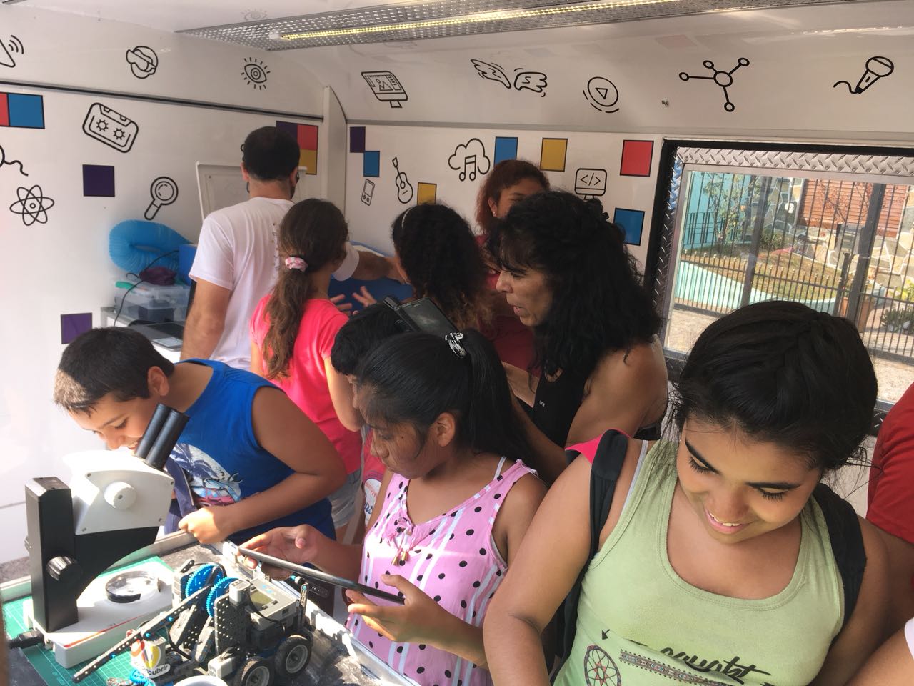 Aprender conectados recorre Jujuy con un laboratorio móvil de Infinito por Descubrir