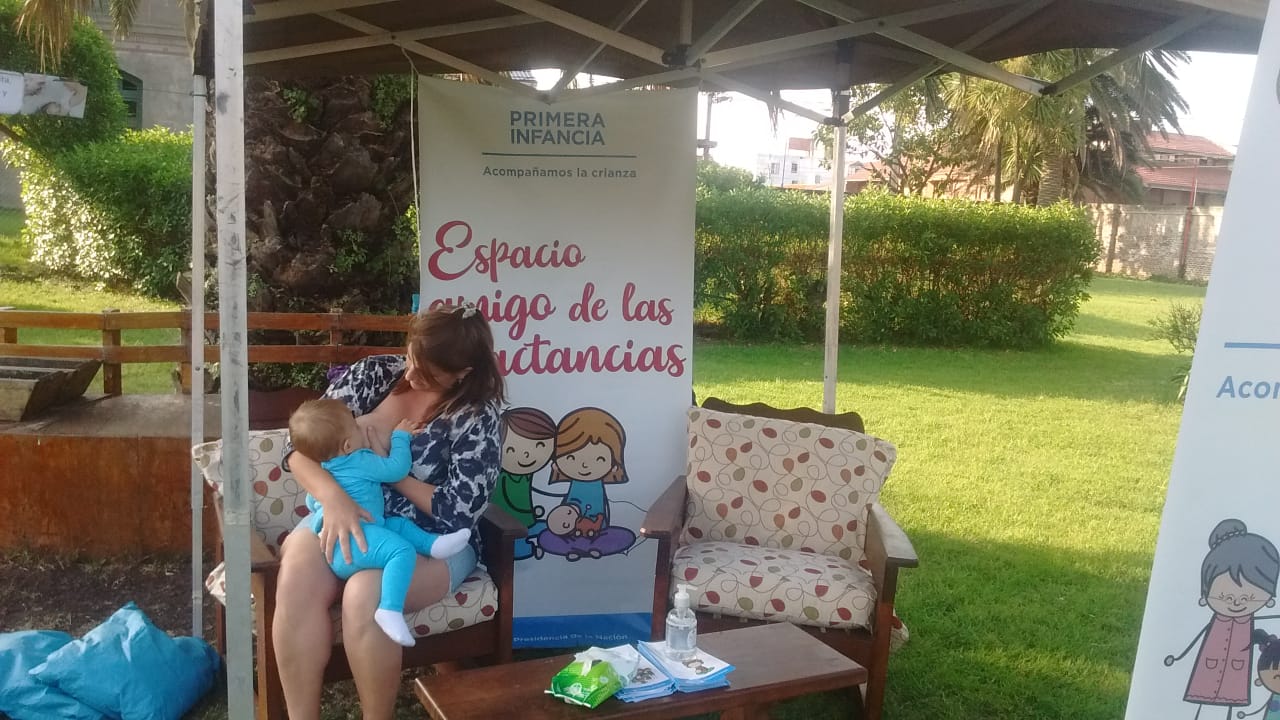 Mujer amamantando a su bebé en el espacio de lactancia del Unzué