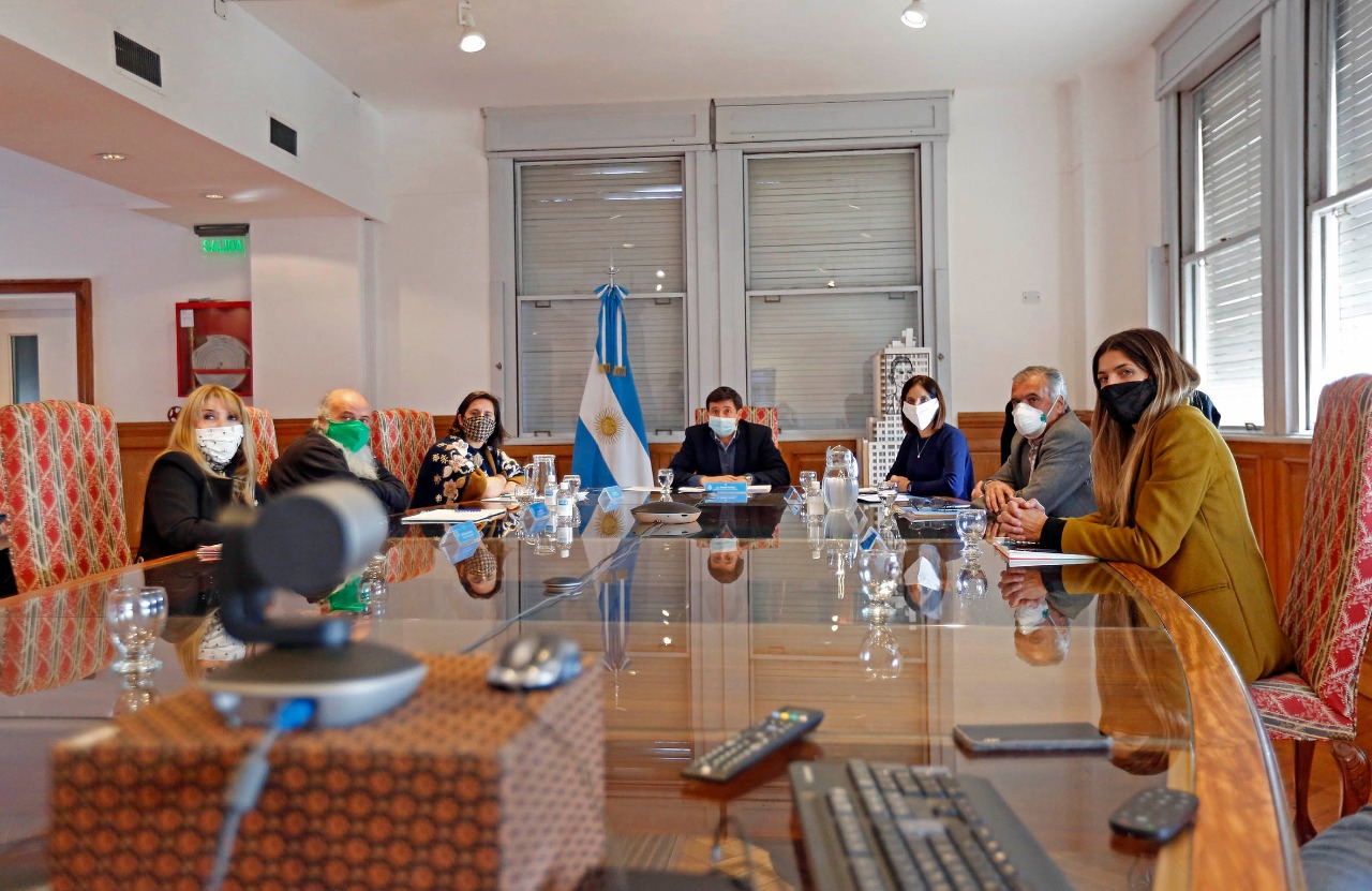 Daniel Arroyo reunido con los ministros y funcionarios. 