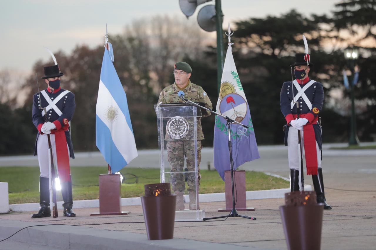 General Cejas escoltado por tropas del Regimiento de Patricios