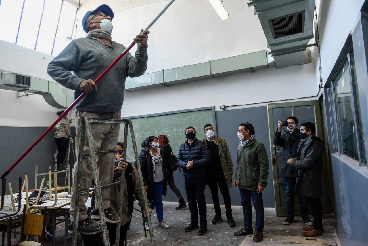 Trabajador de Potenciar Trabajo pintando