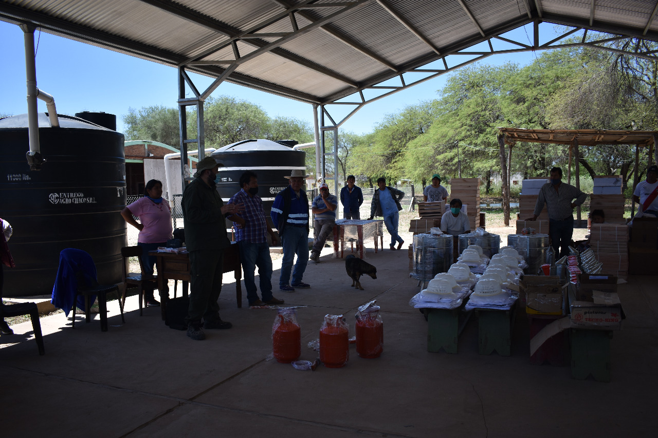 Se inició la entrega de materiales apícolas para Chaco
