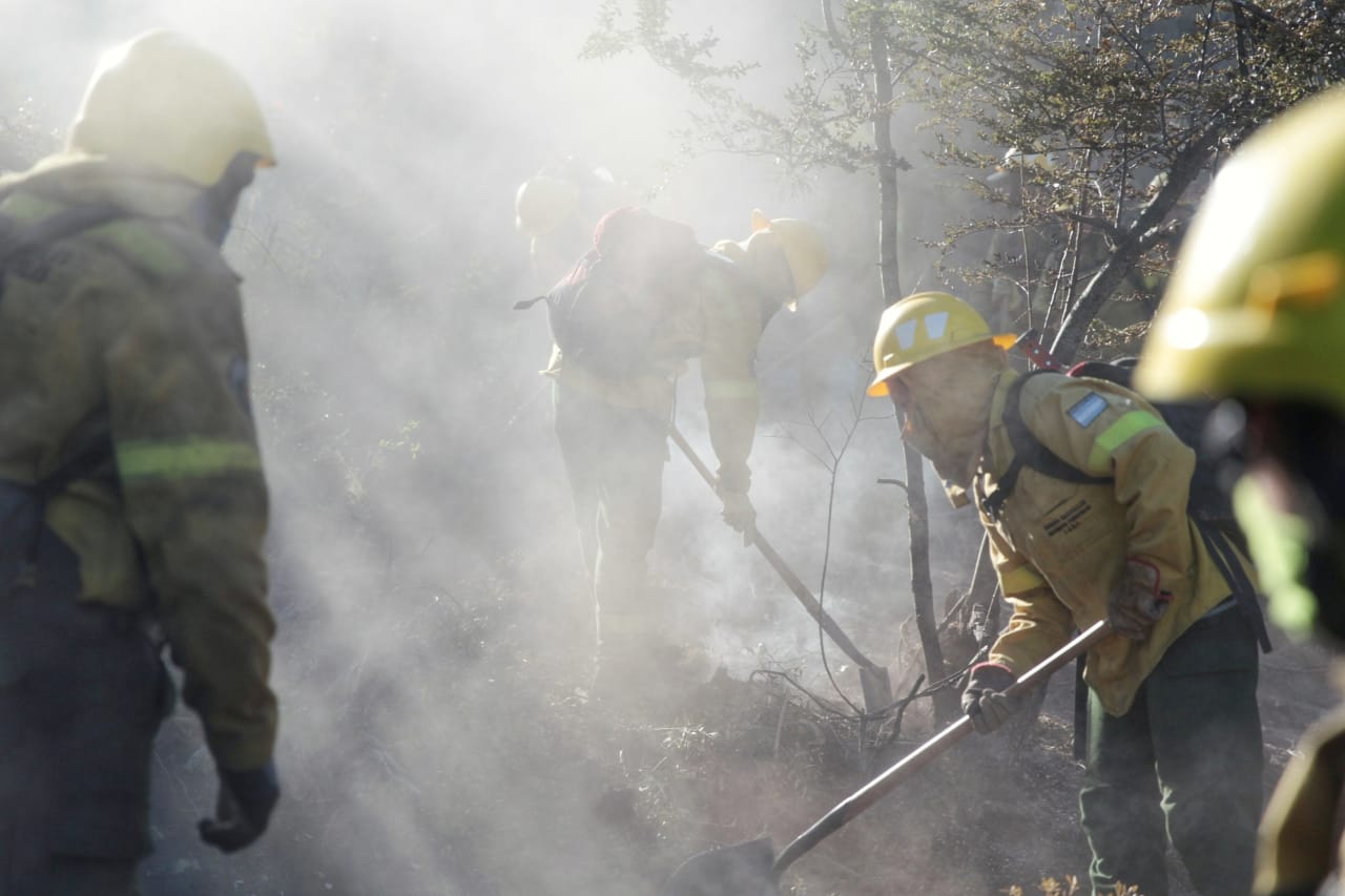 Llegan nuevos brigadistas convocados por Nación a contener el incendio en El Bolsón