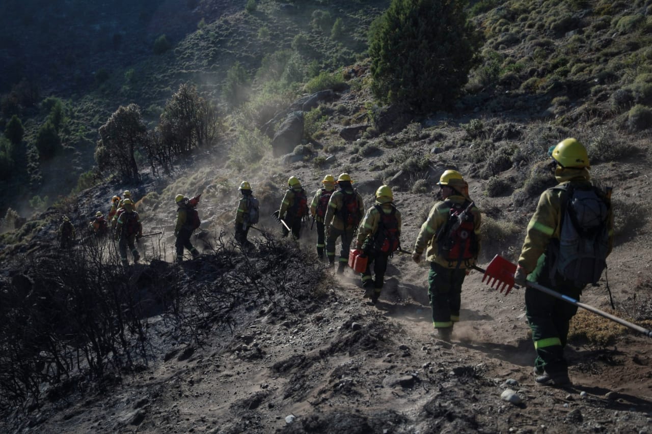 Llegan nuevos brigadistas convocados por Nación a contener el incendio en El Bolsón