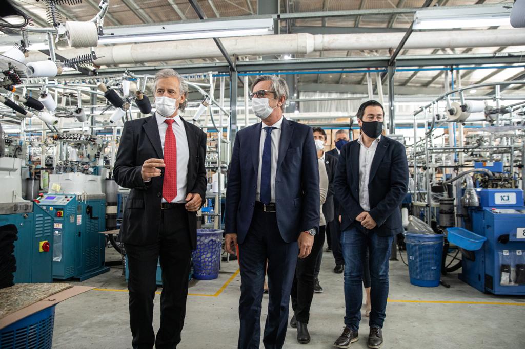 El secretario Schale junto a los directivos de la empresa