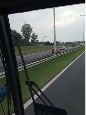 Fiat Duna circulando en sentido contramano por la autopista Acceso Oeste.