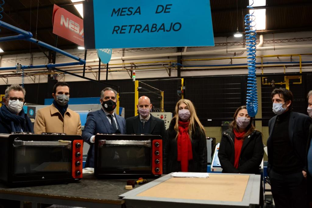 Recorrida a la línea de producción junto a directivos de la empresa