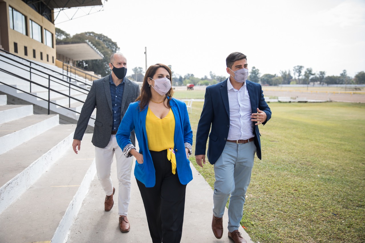Victoria Donda camina por las gradas junto a los dirigentes de los clubes