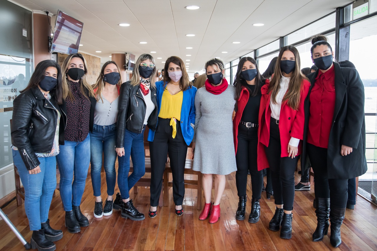 Victoria Donda junto a las responsables dee género de los clubes y equipo
