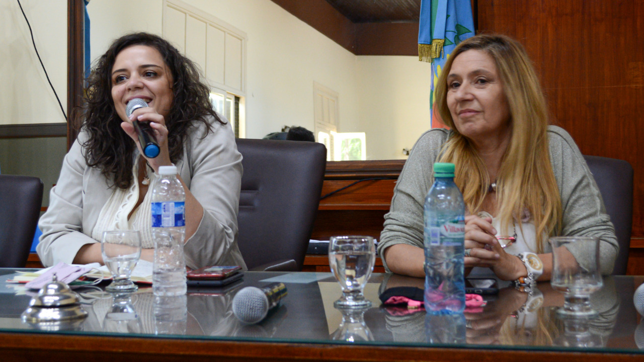 Camila García, directora operativa de Enlace Parlamentario, y Silvia Vilanova, coordinadora ejecutiva del Programa Nacional de Gobernanza y Calidad Parlamentaria