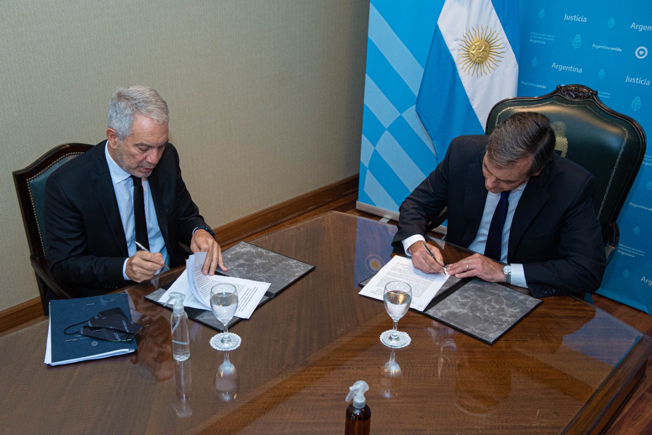 Soria y Alak acordaron duplicar la cantidad de tobilleras electrónicas para la provincia de Buenos Aires
