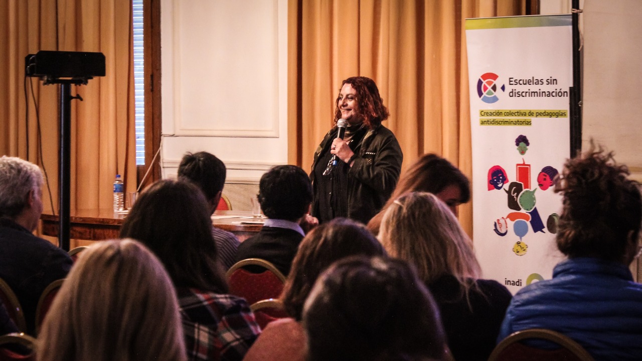 Capacitadora del INADI, Andrea Majul, en taller sobre pedagogías antidiscriminatorias.