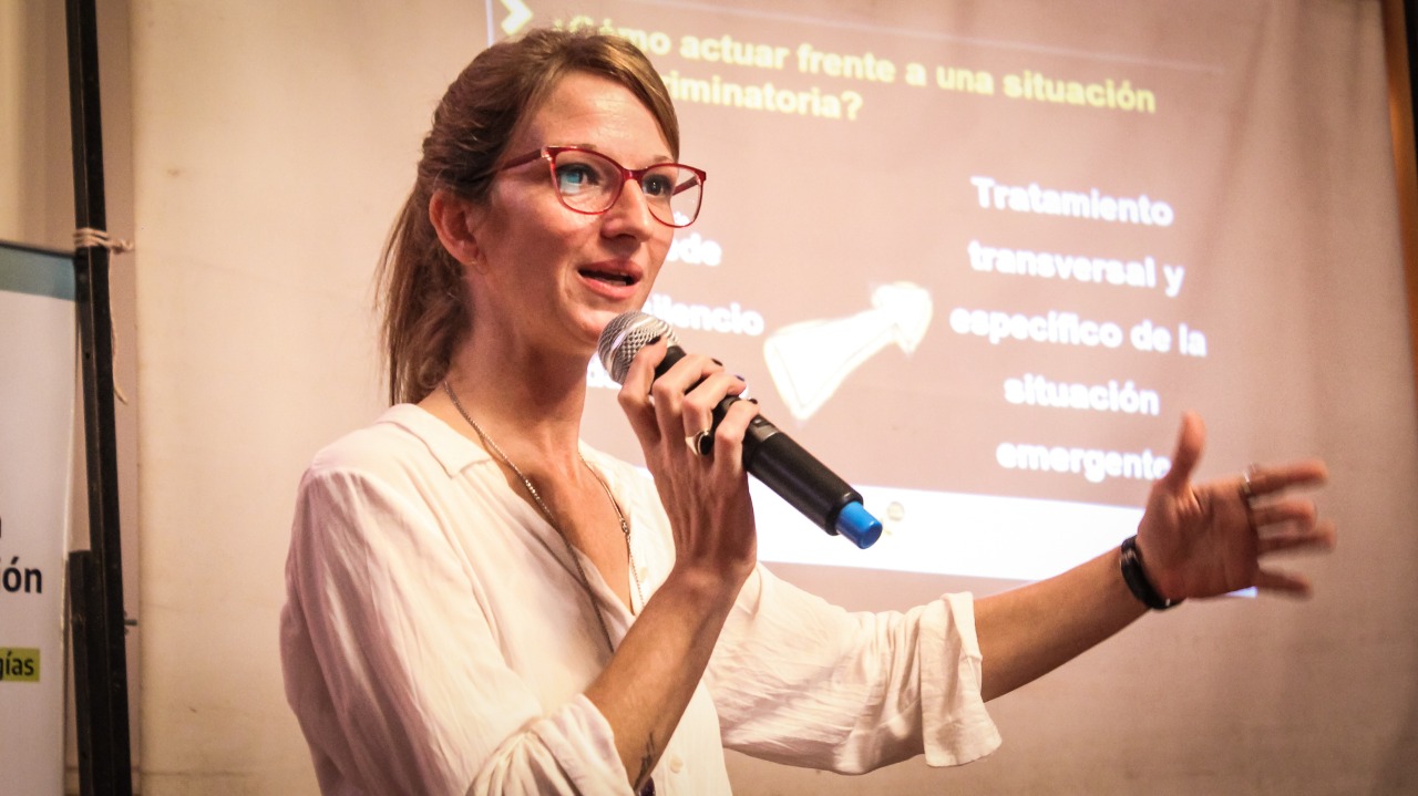 Capacitadora del INADI, Maura Rivero, en taller sobre pedagogía antidiscriminatoria.