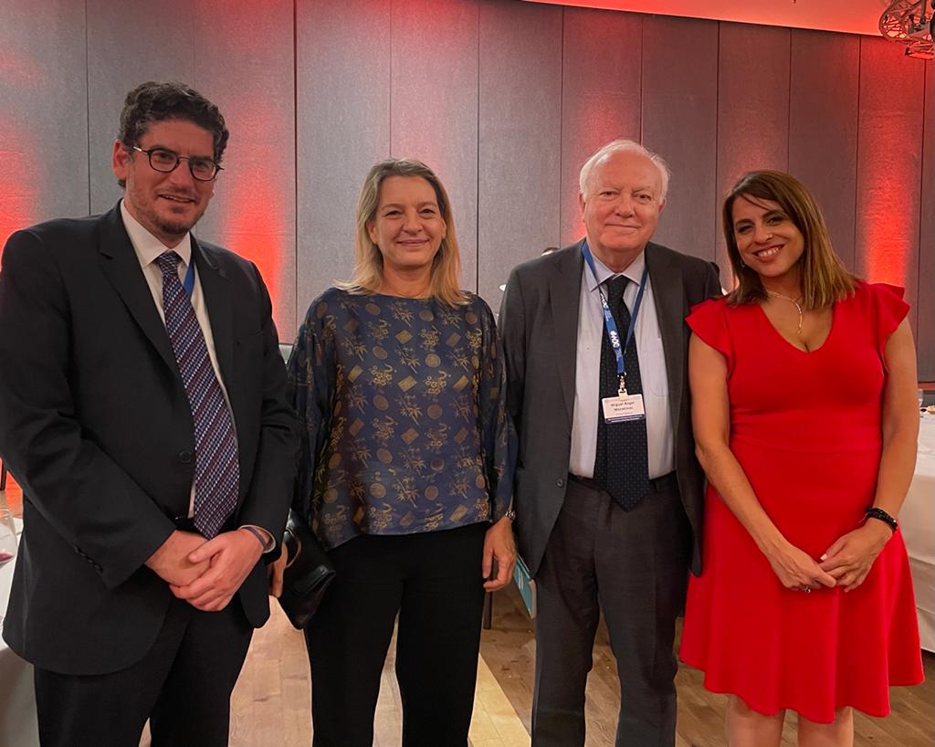 Victoria Donda junto a funcionarios internacionales.