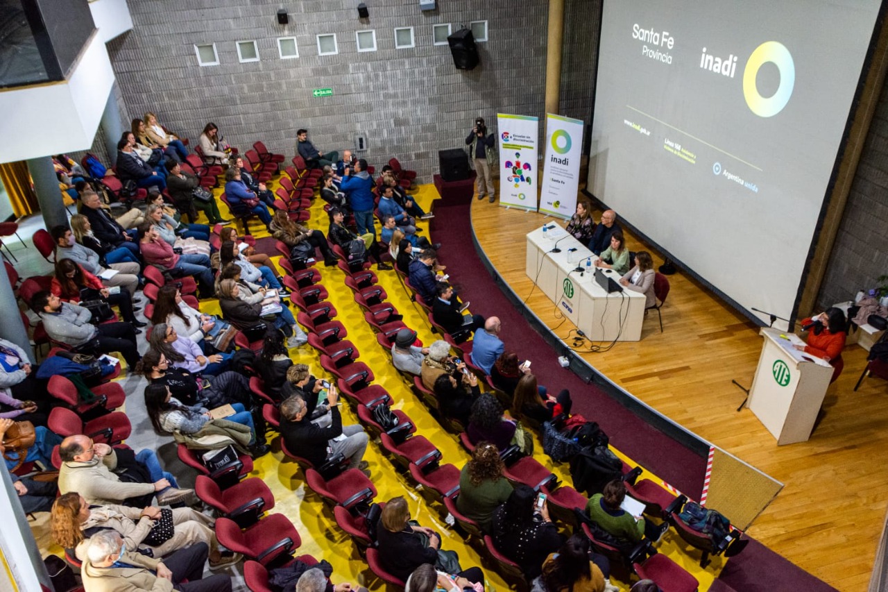 Presentación de la Campaña Escuelas Sin Discriminación en Rosario Imagen que muestra el auditorio durante la presentación de la Campaña Escuelas Sin Discriminación en Rosario