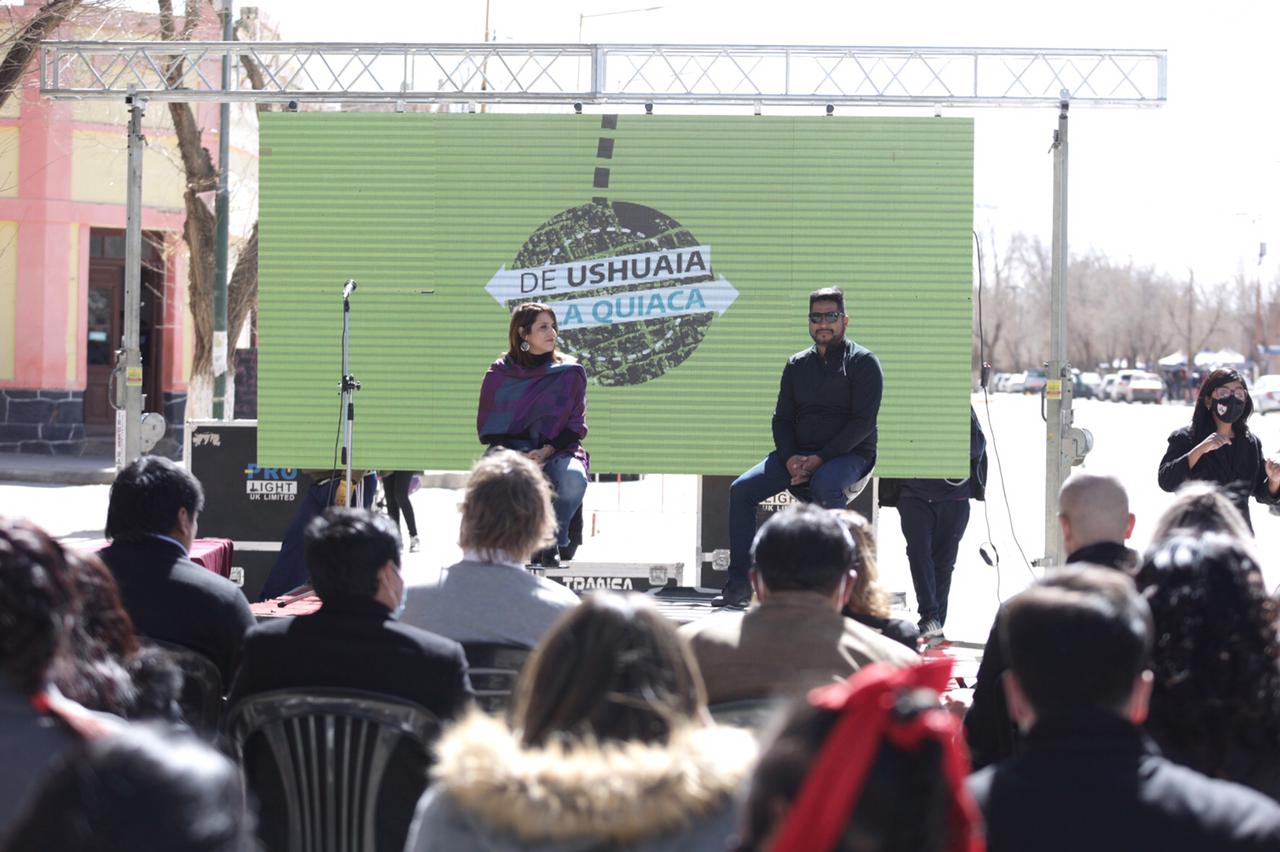 Victoria Donda y Blas Gallardo presentando la campaña