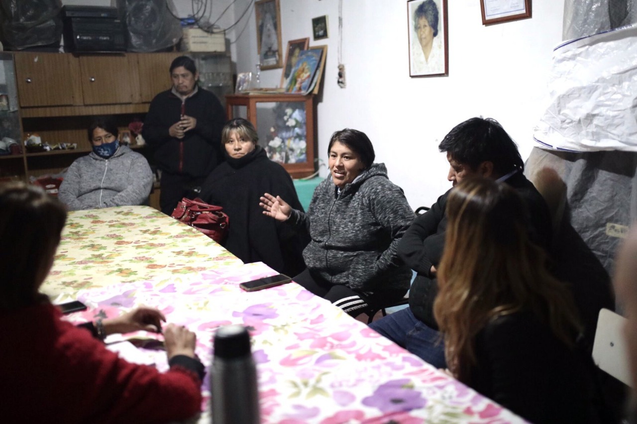 Victoria Donda reunida con miembros de la comunidad