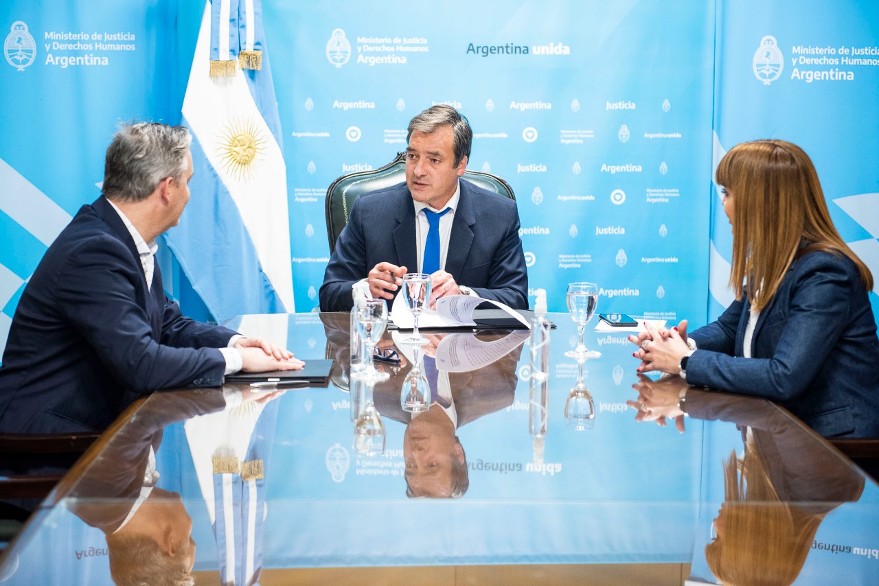 El Ministerio de Justicia y el Renaper avanzan en la agilización de los trámites del Registro de la Propiedad del Automotor El Ministerio de Justicia y el Renaper avanzan en la agilización de los trámites del Registro de la Propiedad del Automotor