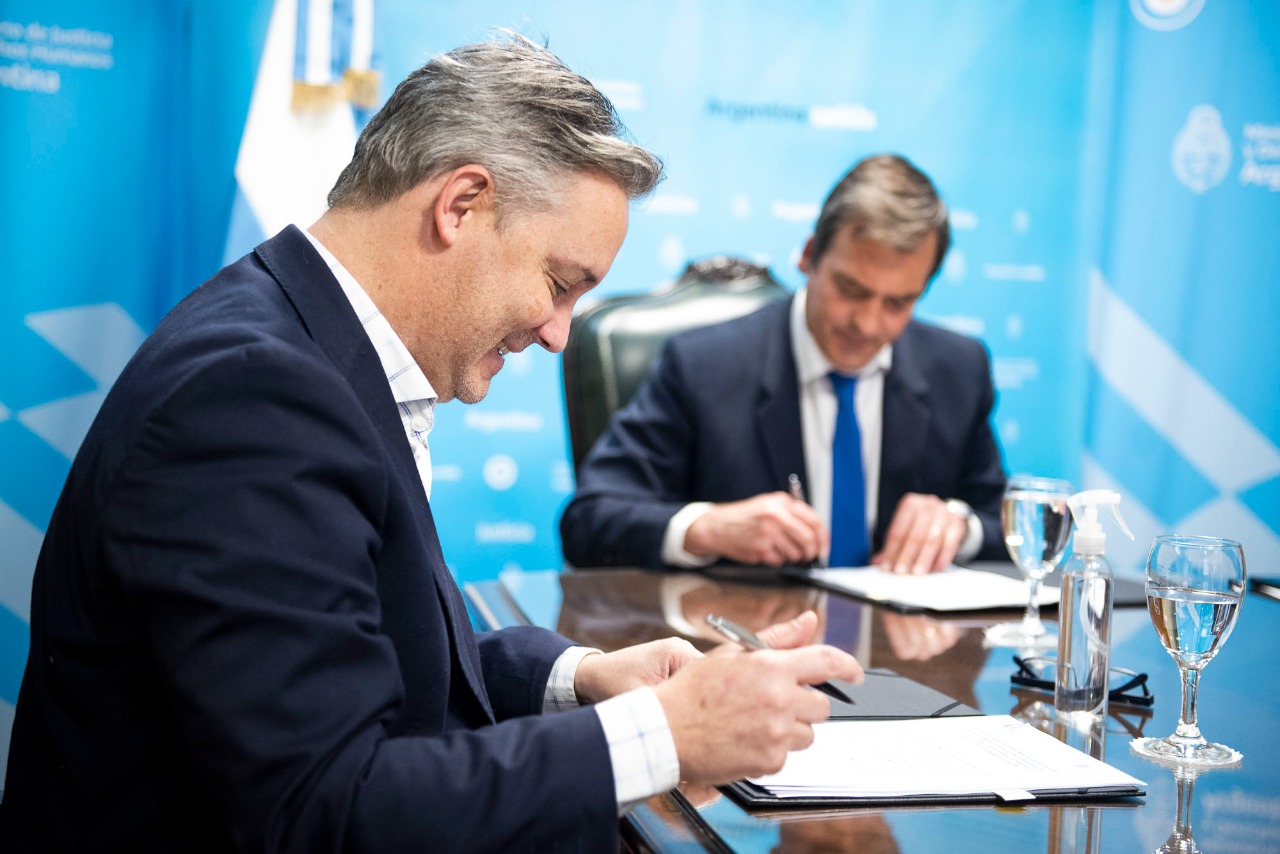 El Ministerio de Justicia y el Renaper avanzan en la agilización de los trámites del Registro de la Propiedad del Automotor El Ministerio de Justicia y el Renaper avanzan en la agilización de los trámites del Registro de la Propiedad del Automotor