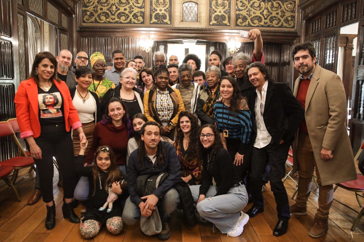 Victoria Donda junto a Francia Márquez Mina y miembros de la comunidad afroargentina en la Casa Patria Grande previo a la charla en el CCK