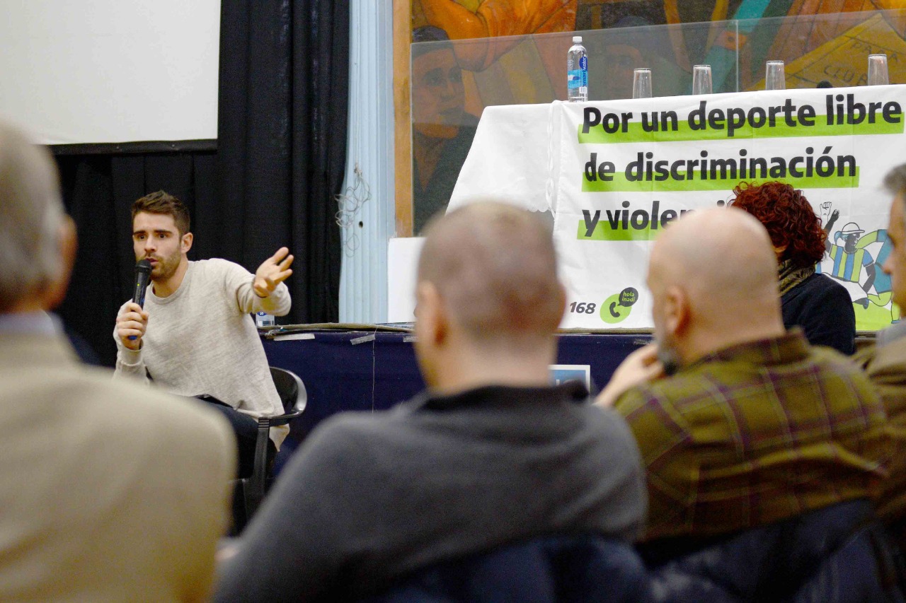 Representante del INADI hablando al micrófono