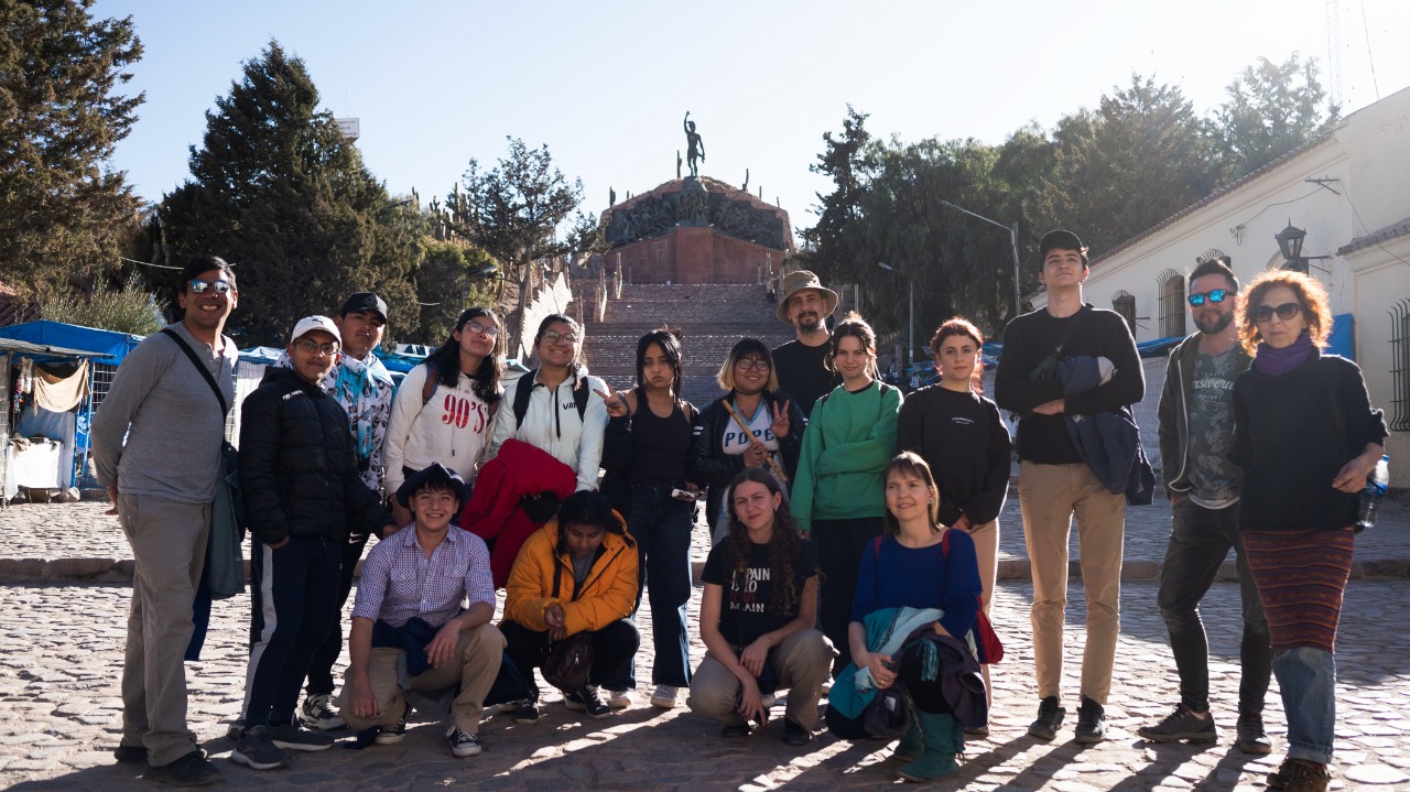 El grupo de autoras y autores recorrió la quebrada