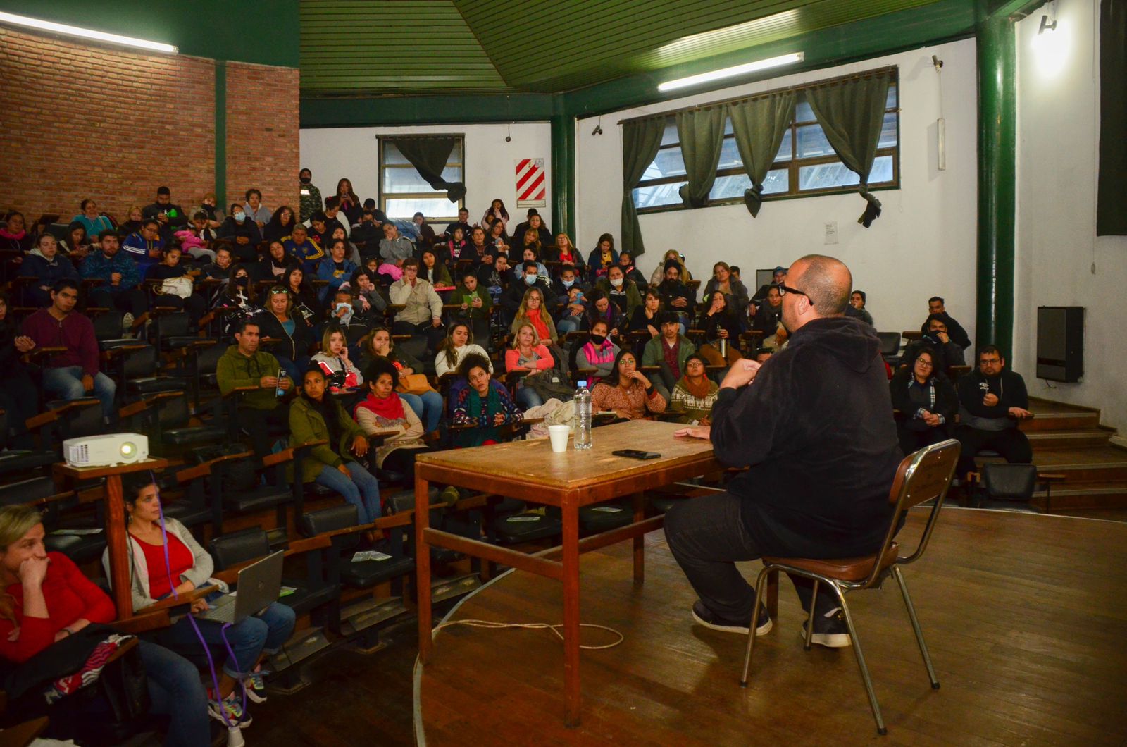 Federico Pita brinda una capacitación en la Universidad Nacional de San Luis..
