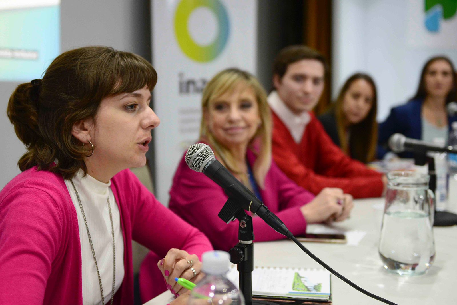 Los y las participantes del primer panel presentando los temas de la publicación. 