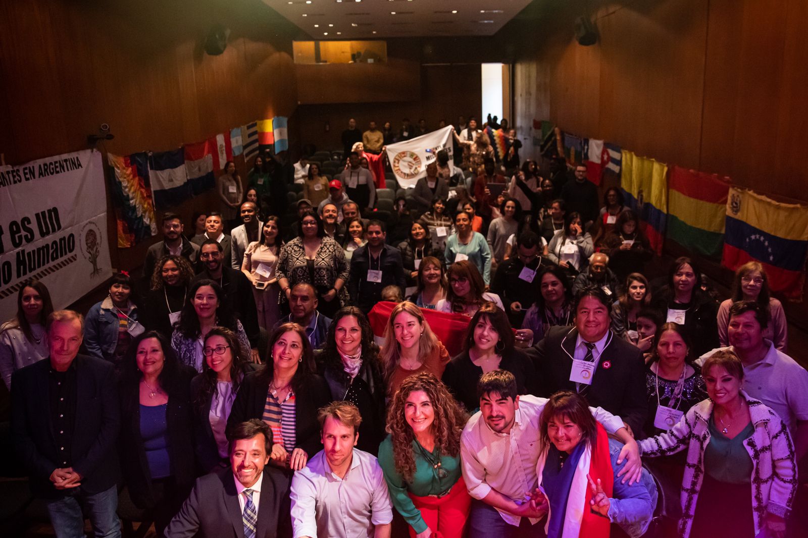 Fotografía grupal de los participantes del 9° Encuentro Nacional de Líderes Migrantes y del 4° Encuentro Nacional de Lideresas Migrantes