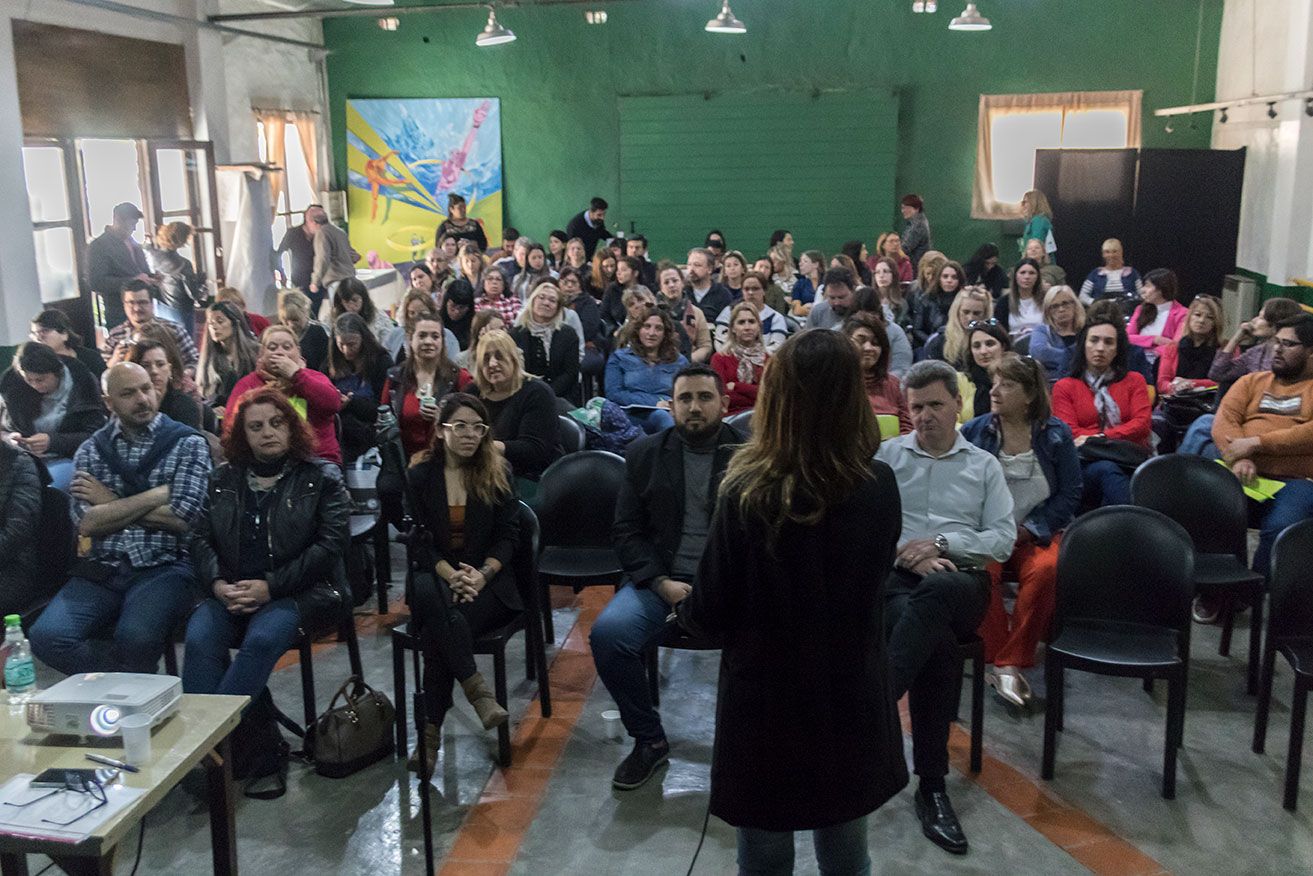 El público atento a la exposición del equipo INADI en Marcos Paz