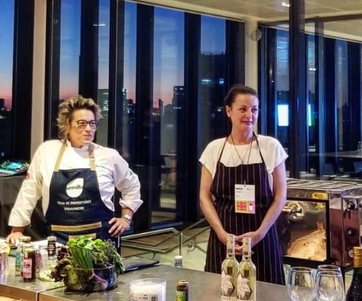 Martínez presentó un showcase en vivo de cocina patagónica en el MICA 2022.