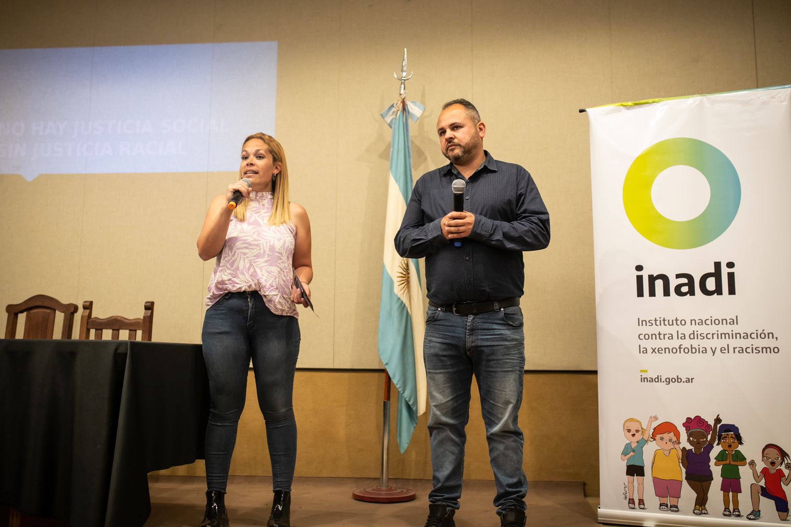 Rocío Farina y Cristian Scollo en la apertura del taller "Sin justicia social no hay justicia racial".