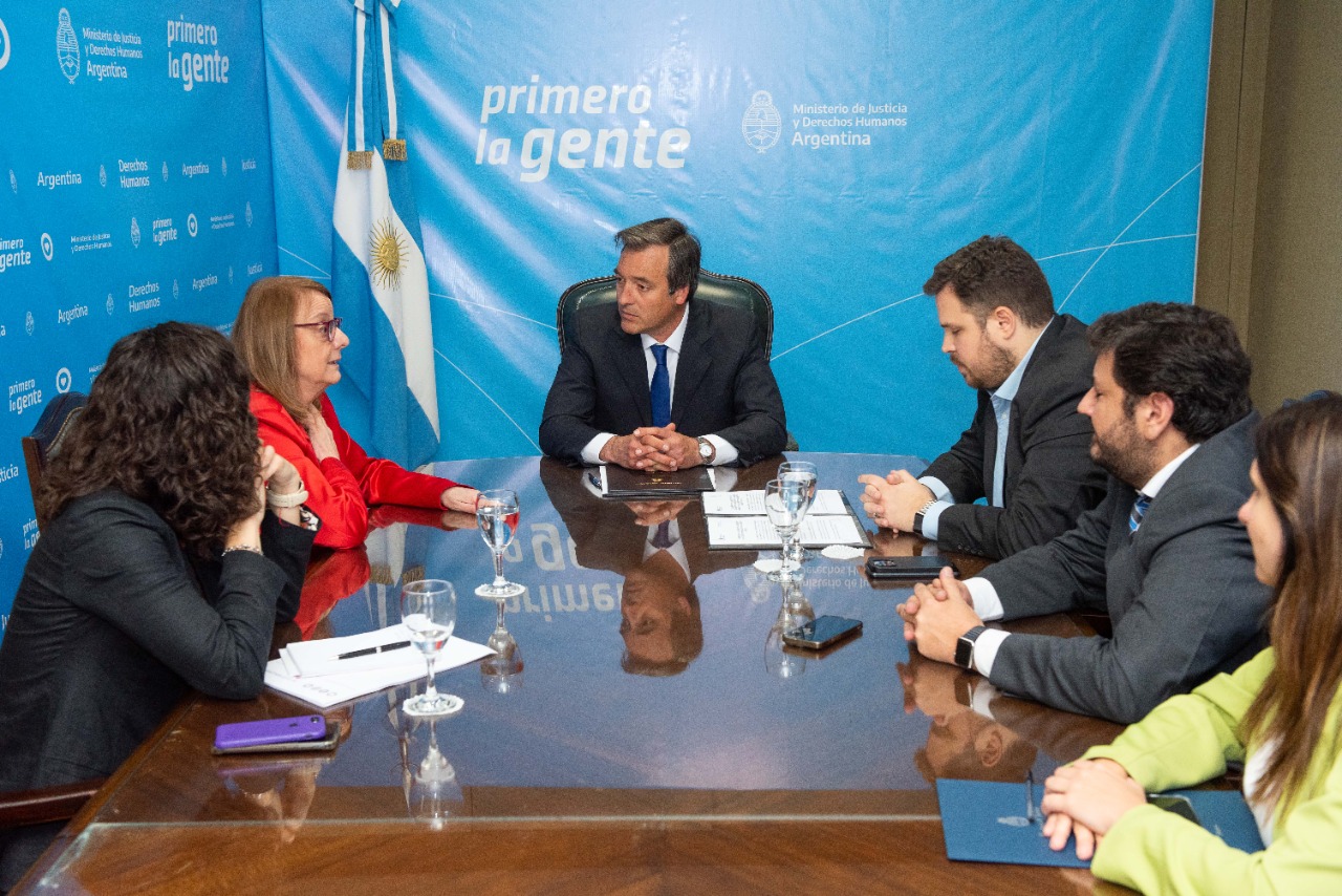 Santa Cruz: Soria se reunió con la gobernadora Kirchner y acordaron duplicar las pulseras duales para violencia de género