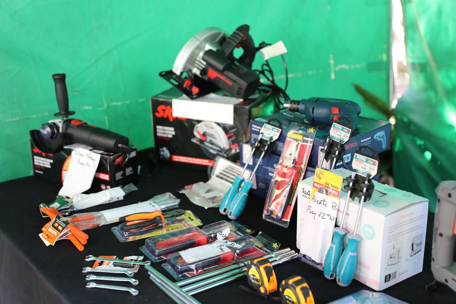 En una mesa se encuentra varias herramientas manuales y eléctricas que fueron entregadas en el marco del programa Banco de Maquinas