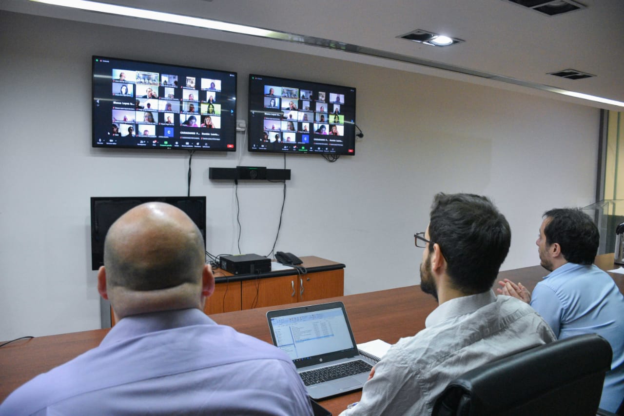 Directores viendo los televisores donde se ven los apoderados de partidos políticos conectados para la Agenda Federal de encuentros