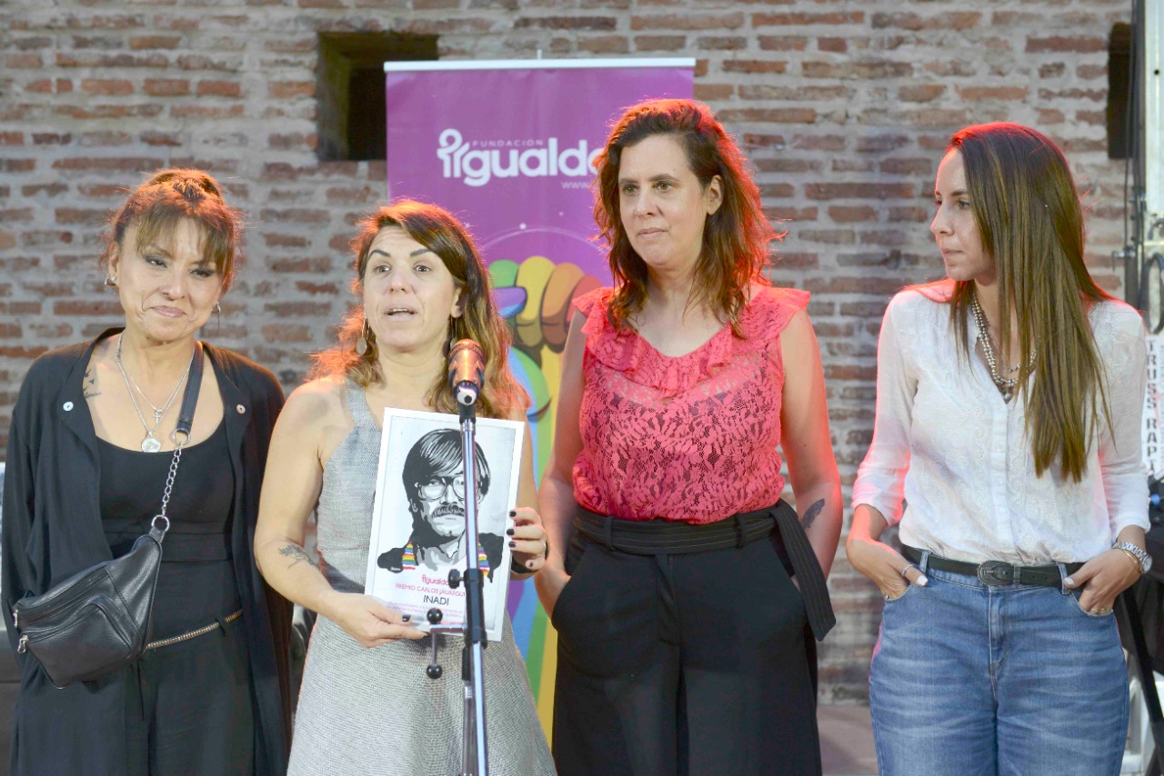 Lorena González, Karina Iummato y Mariana del Pozo en el escenario recibiendo el premio