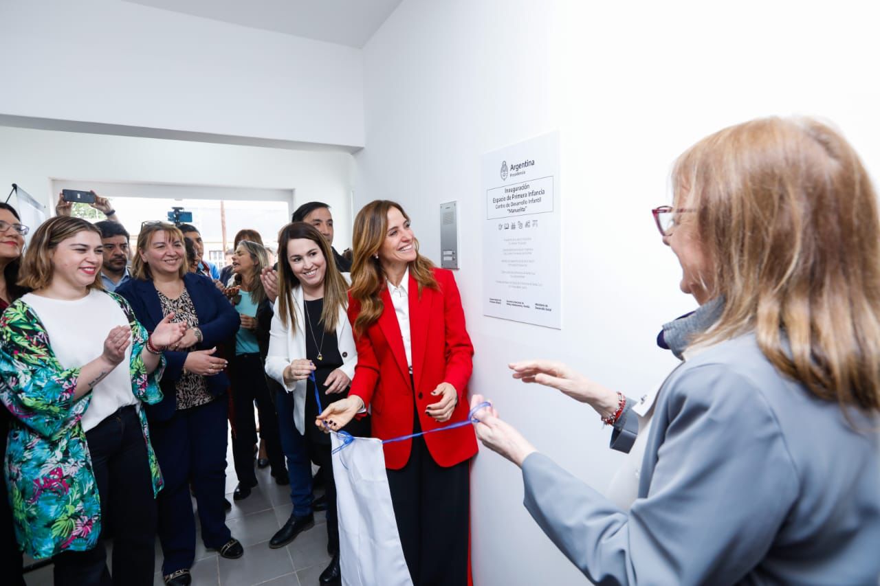 La ministra Victoria Tolosa Paz junto a la gobernadora Alicia Kirchner y funcionarios nacionales y locales descubriendo la placa del EPI.