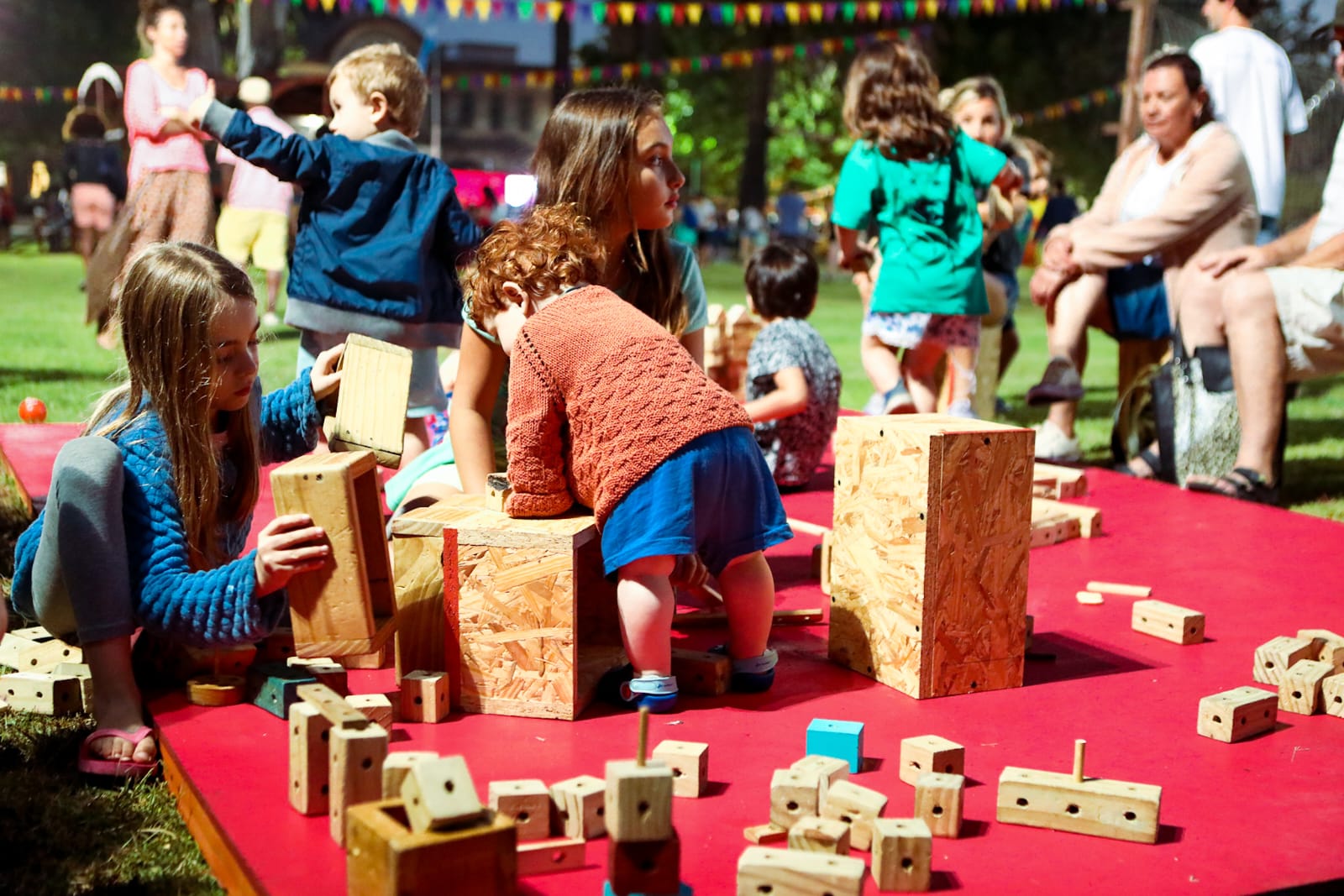 Infancias jugando con diferentes juegos didácticos. Infancias jugando con diferentes juegos didácticos.