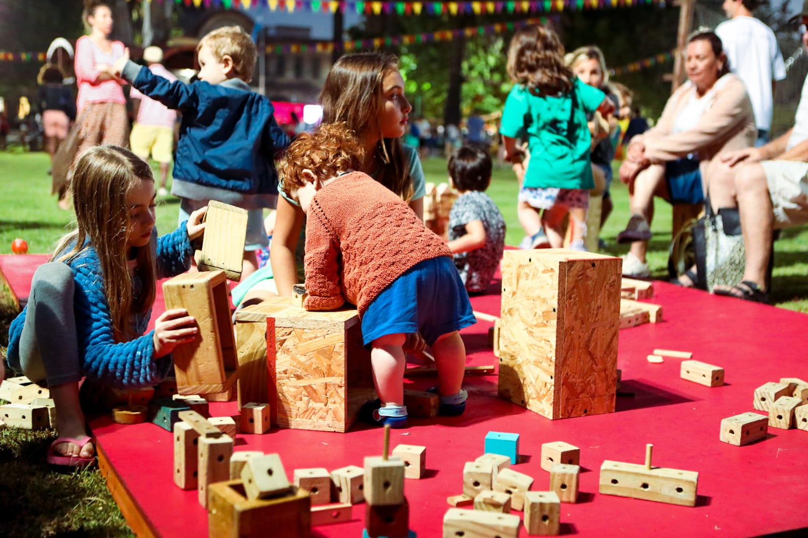 Infancias jugando con diferentes juegos didácticos.