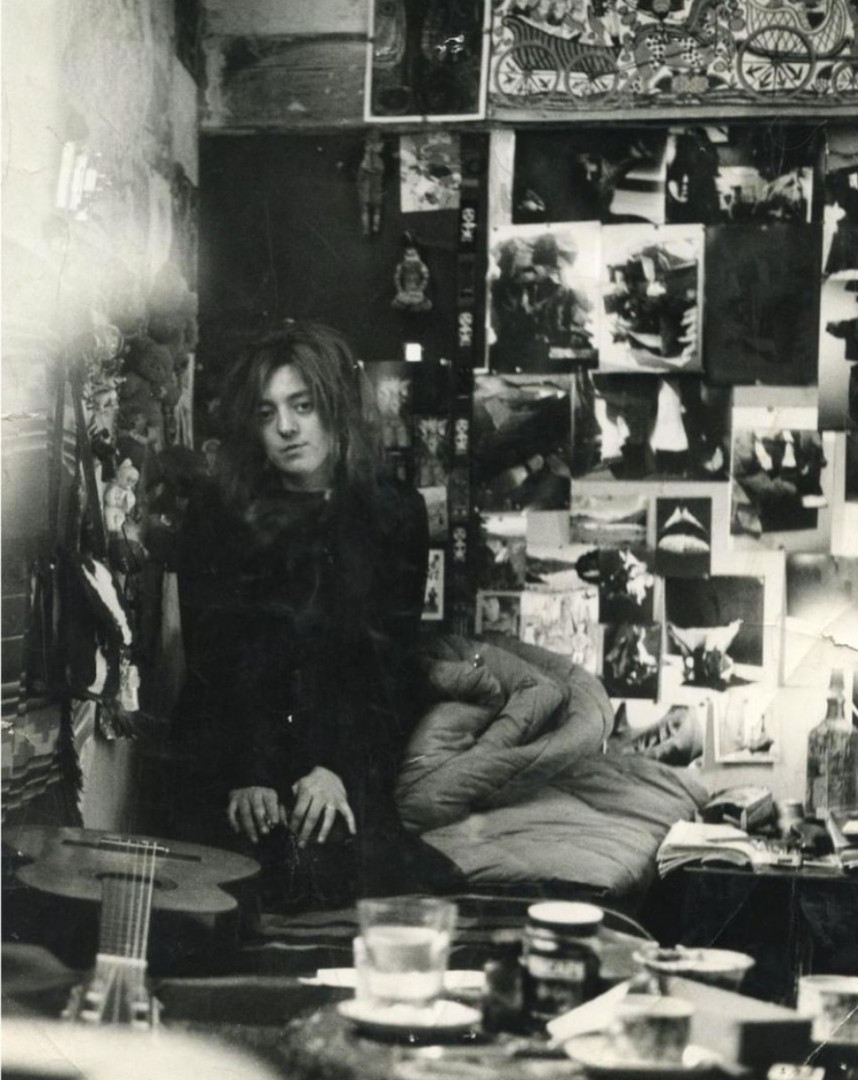 Marta Minujín en París, en su galpón donde vivía, dormía, creaba. Foto: Marta Minujín.